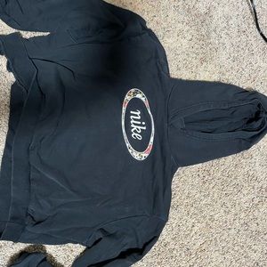 nike cropped hoodie